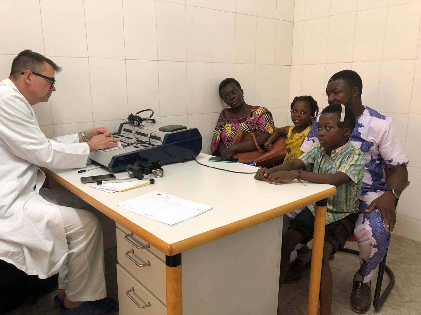 HNO-Klinik spendet nach Umbau Behandlungseinheiten für Togo