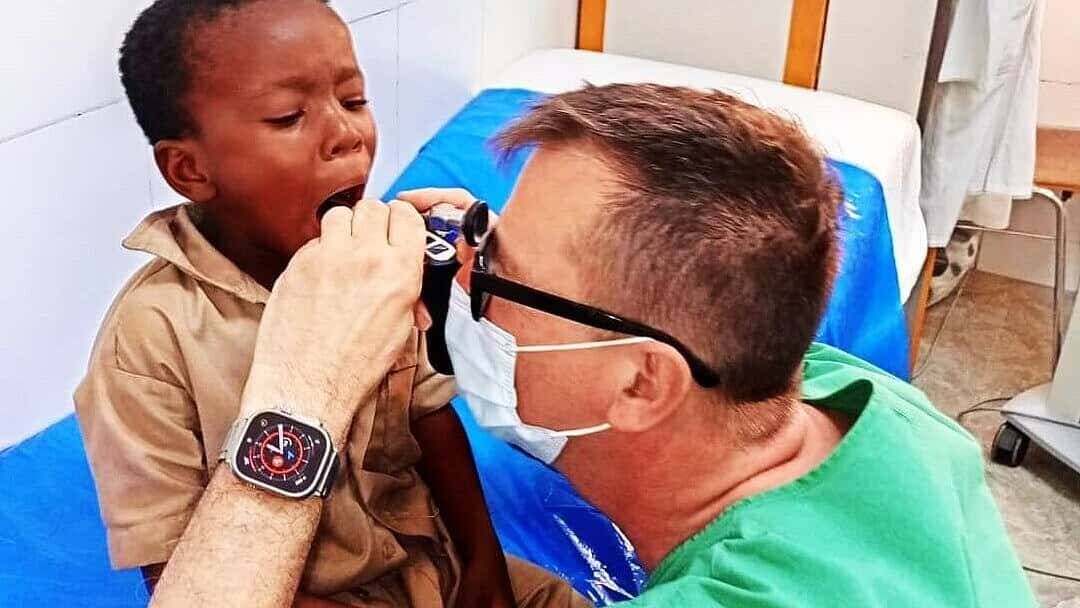 HNO-Klinik spendet nach Umbau Behandlungseinheiten für Togo